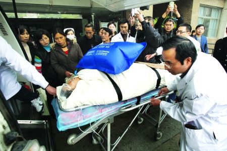 交通車上班途中撞貨車 29人受傷1人死亡