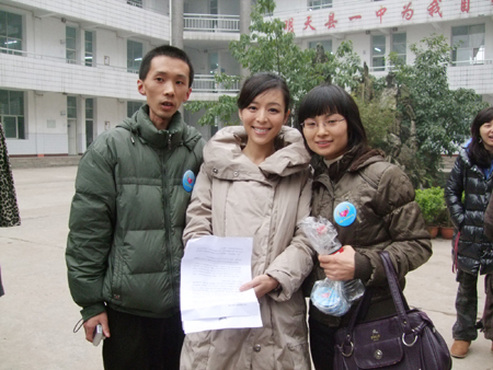 張靜初牽手優秀支教老師游艷共唱感恩的心