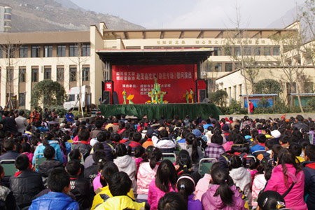 四川省文聯、四川省雜協組團赴汶川慰問(組圖)