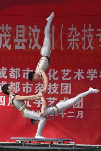 四川省文聯、四川省雜協組團赴汶川慰問(組圖)