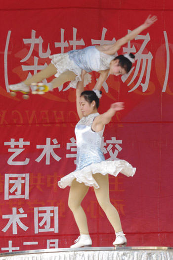 四川省文聯、四川省雜協組團赴汶川慰問(組圖)