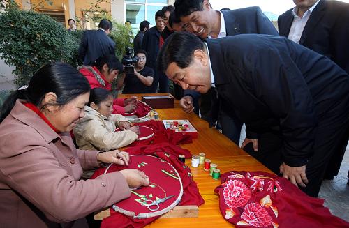 賈慶林在云南調研 強調加快經濟發展方式轉變造福群眾