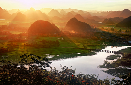 云南文山丘北普者黑：水上田園映池塘