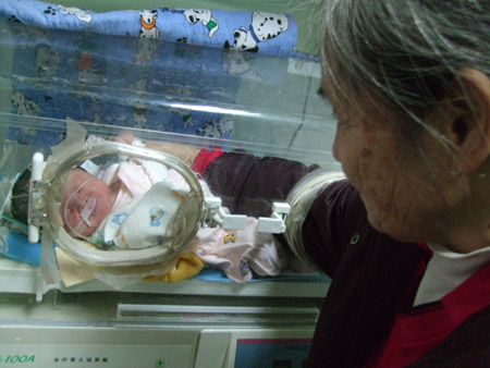 宜賓一公廁外驚現(xiàn)男棄嬰 被晨練群眾救下 