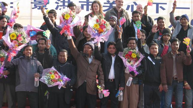 云南景洪市：外國人參與“捐資助學”義演活動