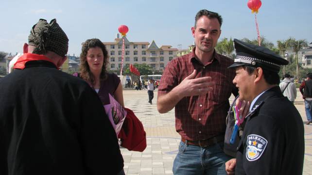 云南景洪市：外國人參與“捐資助學”義演活動