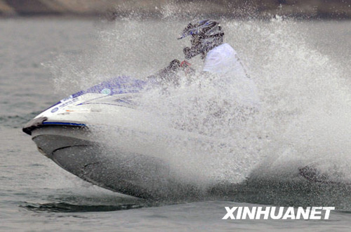 柳州舉行首屆水上摩托艇爭霸賽