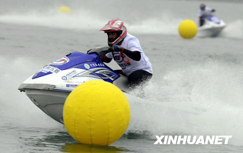 柳州舉行首屆水上摩托艇爭霸賽