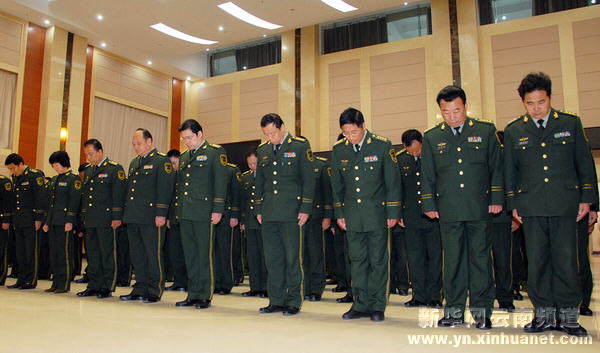 云南公安邊防官兵悼念戰友[組圖]