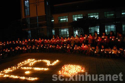 都江堰向峨小學師生為海地地震災(zāi)區(qū)兒童祈福