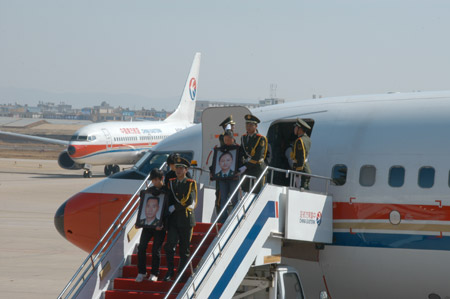 東航班機載云南赴海地維和警察回歸故里