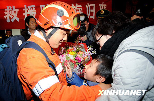 中國國際救援隊完成任務 48名滯留海地中國公民抵京