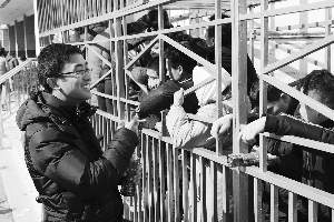 蘇州一車票代售處給排隊者設鐵籠稱防插隊(圖)