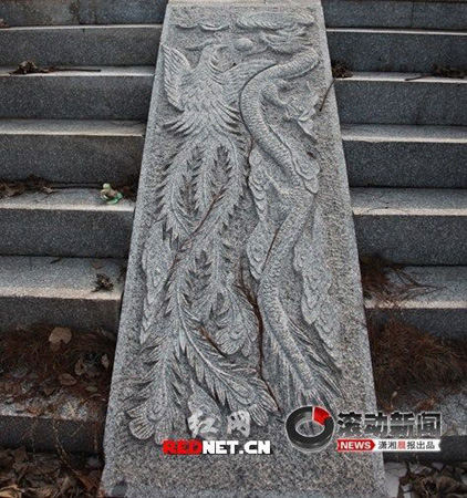網帖曝官員墓地奢華 雕龍刻鳳堪比皇陵