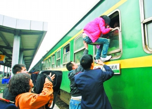 東莞站長因列車員幫旅客爬窗被免 九成網(wǎng)友反對