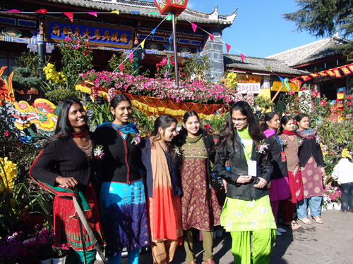 70多名留學生歡聚大理花博會