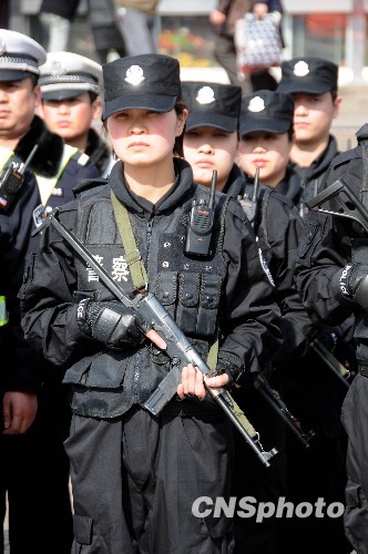 河南女子特警首次亮相春運(yùn)安保