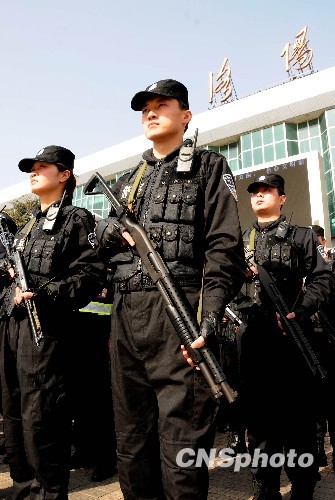 河南女子特警首次亮相春運安保