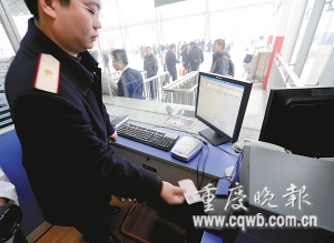 記者體驗:春運第一天購票多花5秒 驗票耗時10秒