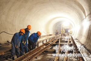 朝天門至沙坪壩地鐵開始鋪軌 明年即可通車投運