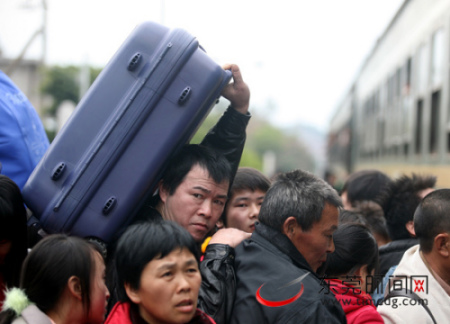 圖為乘客正準備上車。(記者 鄭琳東 攝) “爬窗門”事件沸沸揚揚 拍照記者首次正面回應