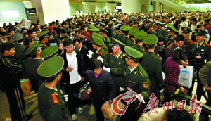 武廣高鐵韶關(guān)故障 廣州南站滯客萬余