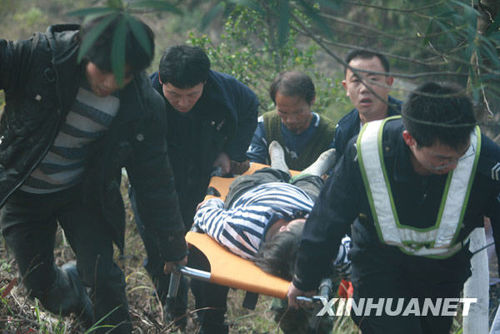 四川返鄉(xiāng)大客車(chē)在廣西墜崖 致7死50傷