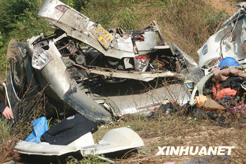 四川返鄉(xiāng)大客車(chē)在廣西墜崖 致7死50傷