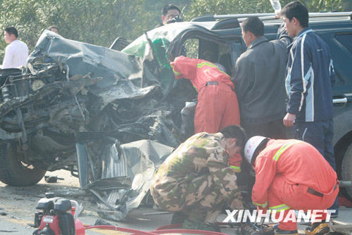 四川返鄉(xiāng)大客車(chē)在廣西墜崖 致7死50傷
