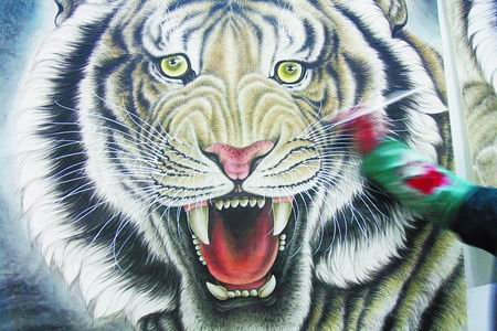 河南小山村以畫虎聞名 繪畫年收入達(dá)3000萬