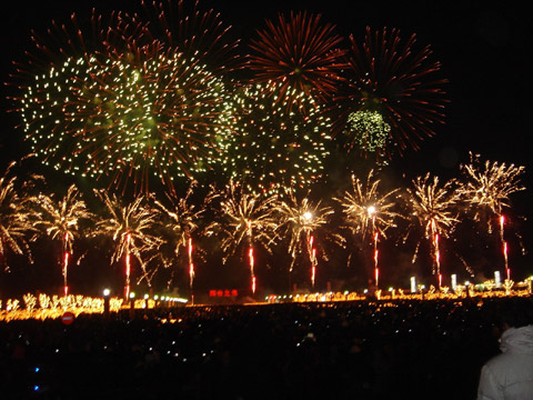 唯美焰火點(diǎn)亮星海灣夜空