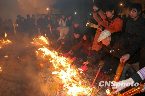 武漢歸元寺五十萬香客夜拜財神