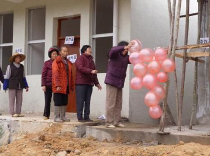 廣東化州農(nóng)民用行為藝術(shù)抗議政府租地