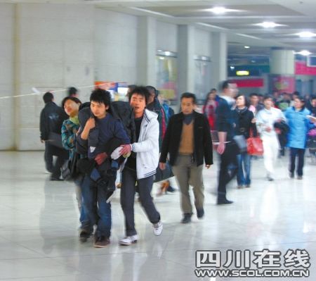 四川老人異地死亡 孫兒千里背尸回家(圖)