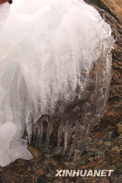 新疆庫姆塔格沙漠大峽谷出現(xiàn)冰雪奇觀