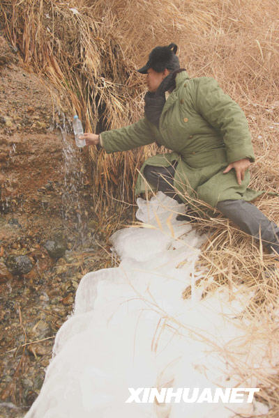 新疆庫姆塔格沙漠大峽谷出現(xiàn)冰雪奇觀