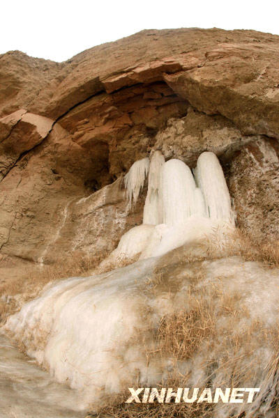 新疆庫姆塔格沙漠大峽谷出現冰雪奇觀
