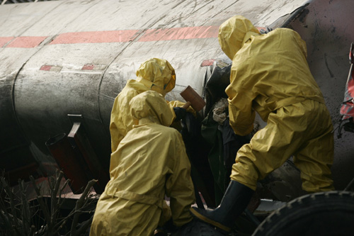 河南新安30噸液苯車泄漏 13小時生死奮戰(zhàn)排險情