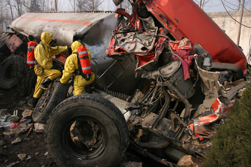 河南新安30噸液苯車泄漏 13小時生死奮戰(zhàn)排險情
