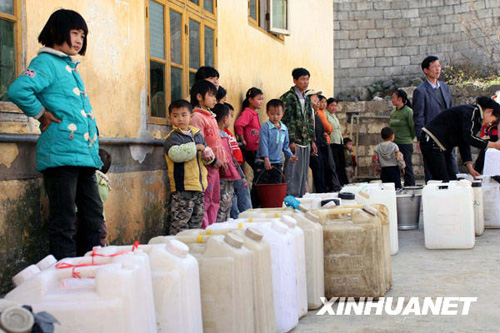 廣西旱區群眾積極抗旱