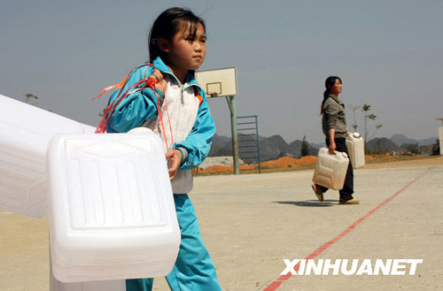 廣西旱區群眾積極抗旱