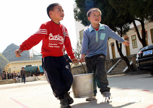 廣西旱區群眾積極抗旱