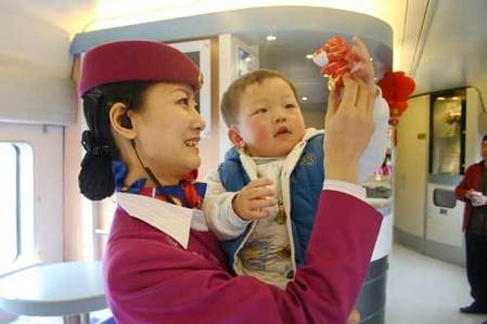 美女列車長走紅網絡 帥哥“粉絲”獻花（圖）