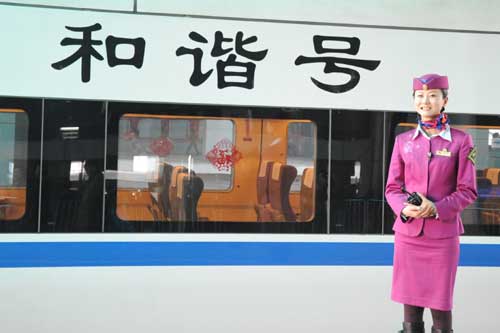 美女列車長走紅網絡 帥哥“粉絲”獻花（圖）