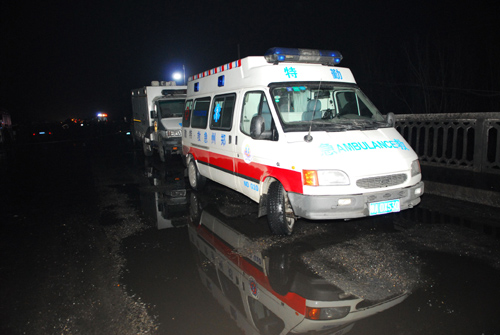 鄭州一中巴車墜入20米水庫 3人死亡（圖）