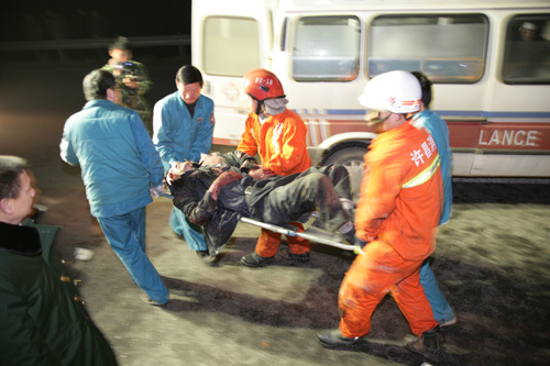 河南客車高速路上側(cè)翻 15人受傷（圖）