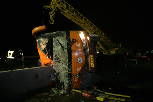 河南客車高速路上側(cè)翻 15人受傷（圖）