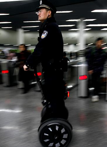 民警巡邏 環保低碳