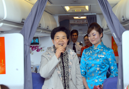 掌聲在客艙響起——東航云南分公司精心保障云南省人大代表團(tuán)赴京獲贊譽(yù)