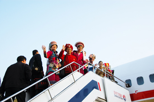 掌聲在客艙響起——東航云南分公司精心保障云南省人大代表團(tuán)赴京獲贊譽(yù)